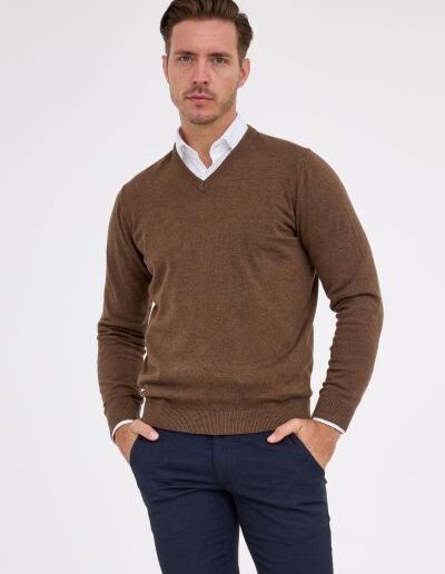 brazowy-sweter-meski-villaro-z-dekoltem-w-szpic-swet110